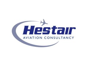 Professioneel blauw logo voor Hestair Aviation Consultancy met vliegtuigicoon en dynamische boog