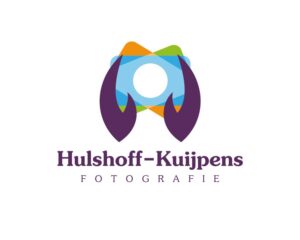 Logo van Hulshoff-Kuijpens Fotografie met abstracte vormen in oranje, blauw en groen, omlijst door paarse figuren die symbool staan voor bescherming en focus, en creativiteit en professionaliteit in fotografie uitdrukken.